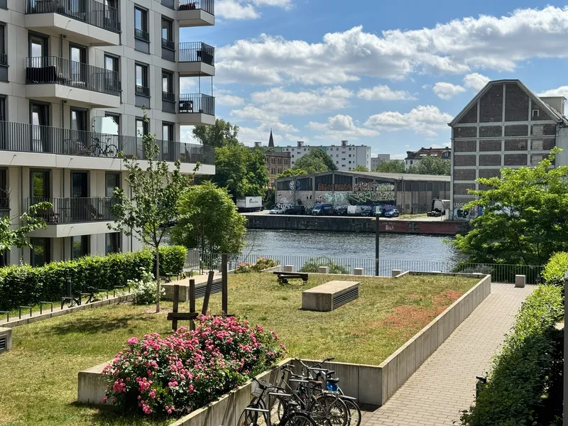Lichtdurchflutet mit Spree-Gefühl: Vollbad, offene Einbauküche & eigener Balkon! — photo 1